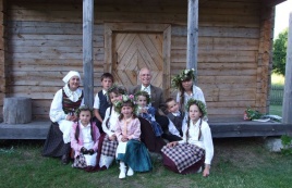 Nežinomo autoriaus nuotraukoje: Danielius Mickevičius su Ašašninkų kaimo vaikais